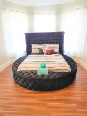 CasaAzul-2605A-Couples Retreat By Pleasure Pier, Beach, Seawall,a block away 5 Minutes from Strands and Cruise Terminal With EV Tesla